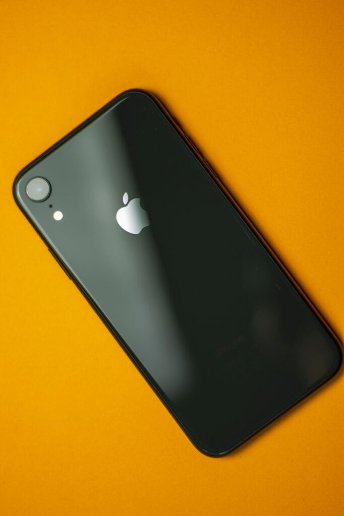 Μαύρο iPhone σε κίτρινο φόντο — φωτογραφία αρχείου